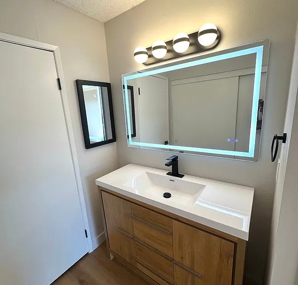 918 W College St #410 — Photo 3