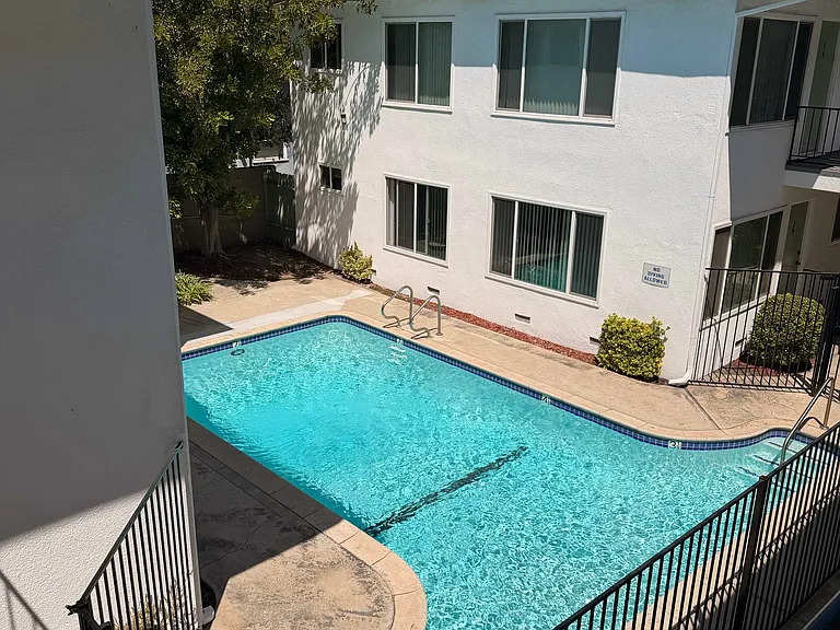 1115 Highland Oaks Dr #20 — Photo 8