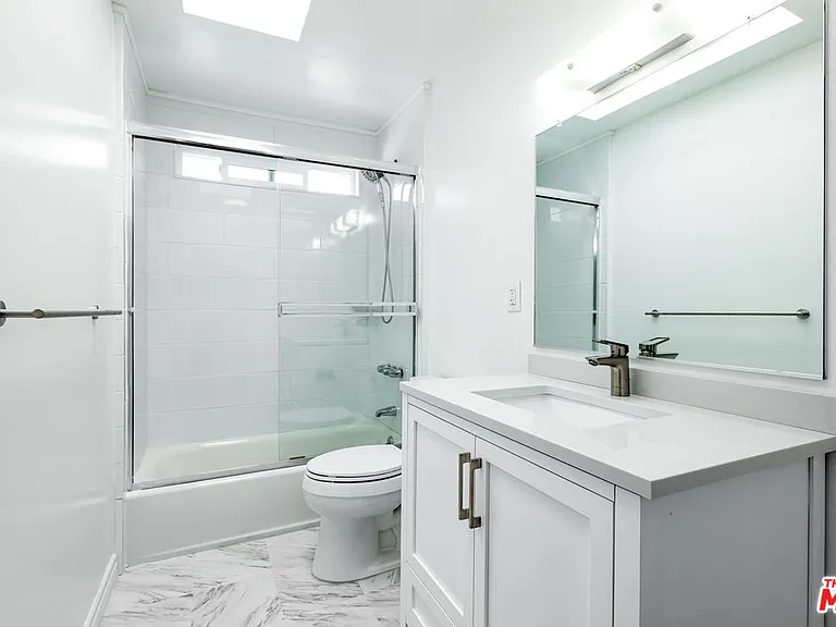 8718 Rosewood Ave — Photo 33
