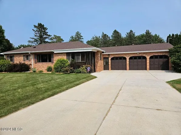 3214 Sunnyview Dr, Brookings, SD 57006