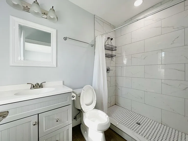 2641 S Budlong Ave — Photo 11