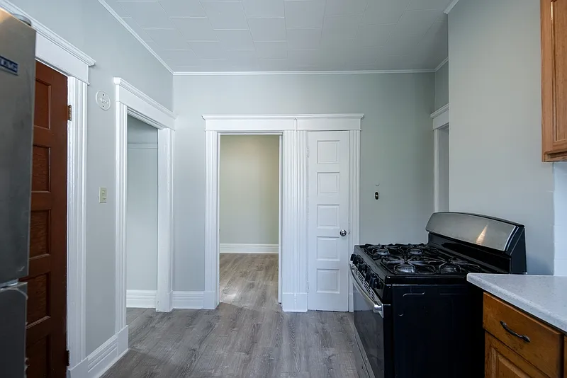 3 bed, 1.0 bath, 1100 sqft, $1,550 — Photo 2