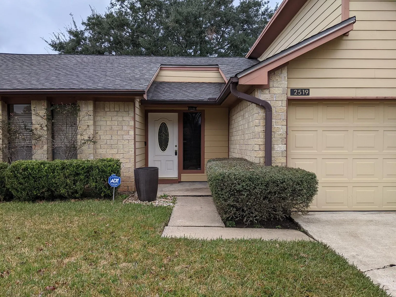 3 bed, 2.0 bath, 1710 sqft, $2,050 — Photo 3