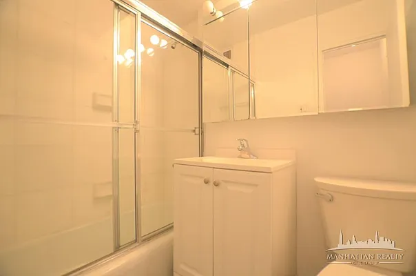 Rented by Manhattan Realty Group | media 23