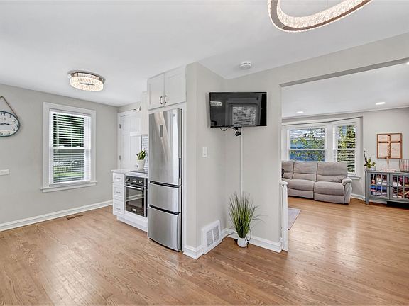5th image of 6 Iroquois Dr