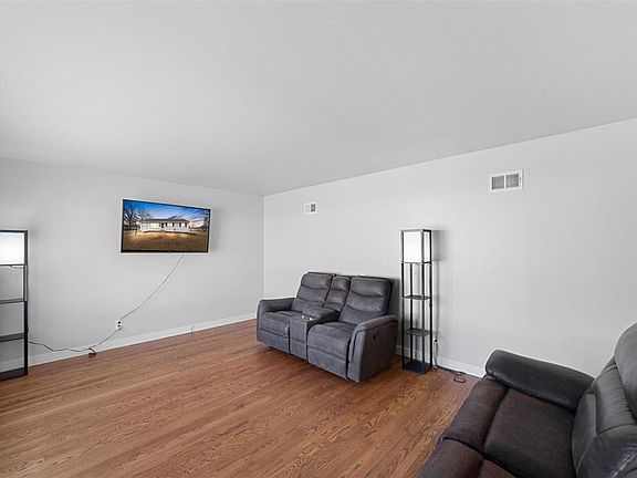 5th image of 30 Eldorado Dr