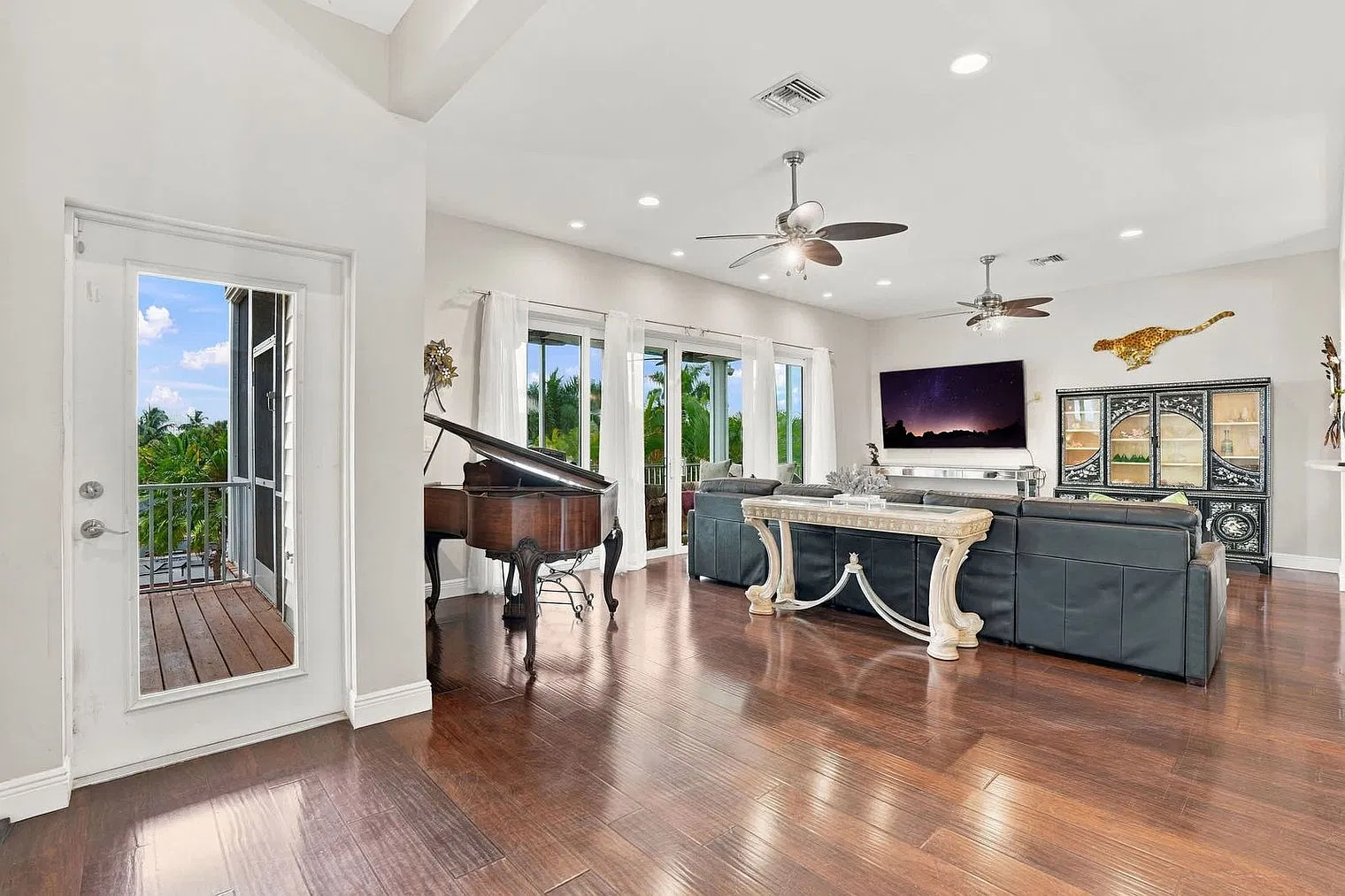 4 bed, 3.0 bath, 3067 sqft, $8,940 — Photo 4
