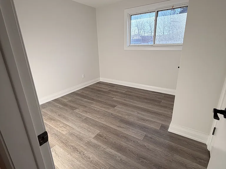 653 Athol St E #MAIN — Photo 18