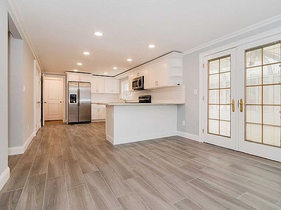 3rd image of 76 Corbin Ave
