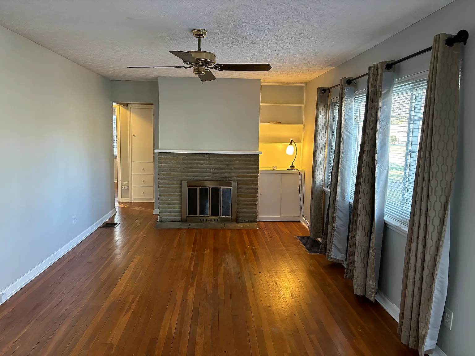 3 bed, 984 sqft, $2,000 — Photo 3