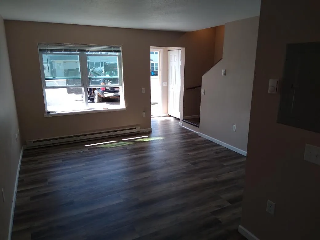 Building Photo - 503 W Elm Dr #11