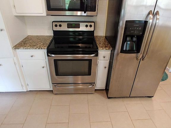 5th image of 1048 Burgess St
