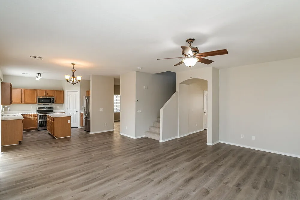 5 bed, 2.5 bath, 2724 sqft, $2,100 — Photo 4