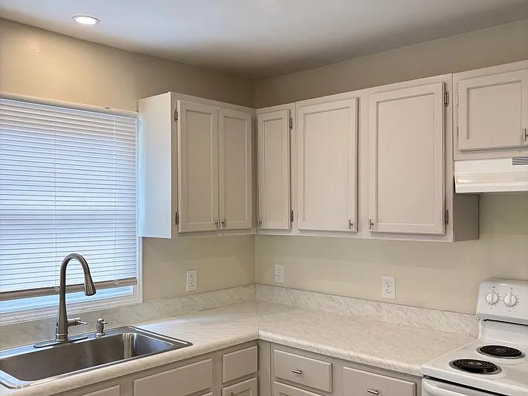 421 Forest Hill Ave — Photo 2