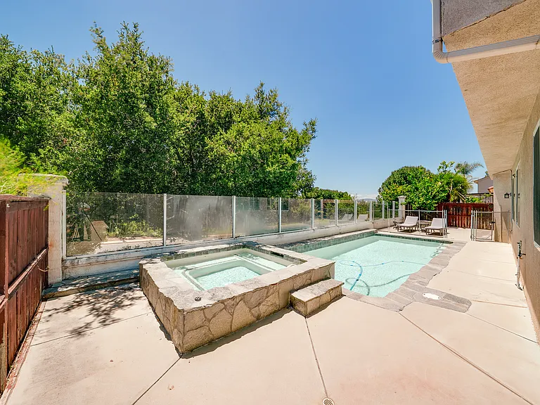 45277 Chateau Ct — Photo 37