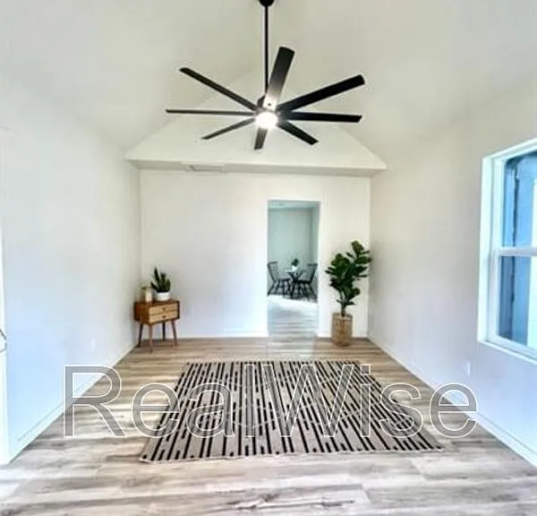 509 NW C St #5 — Photo 2