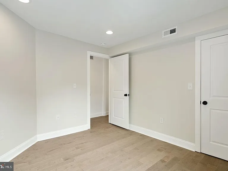 2409 Catharine St — Photo 17