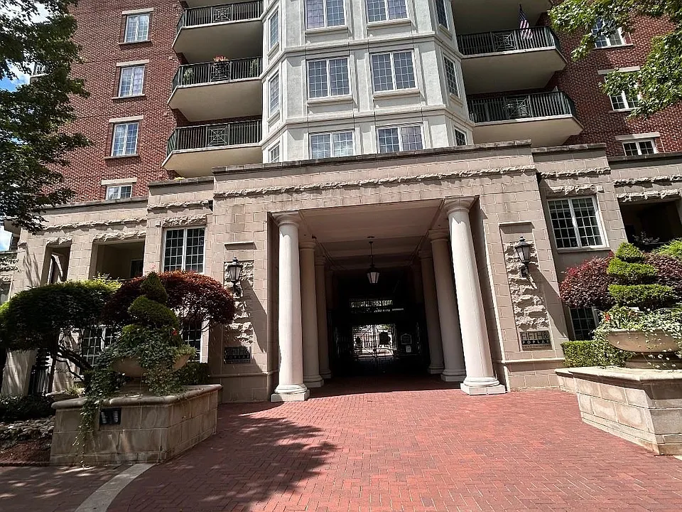 300 W 5th St #250