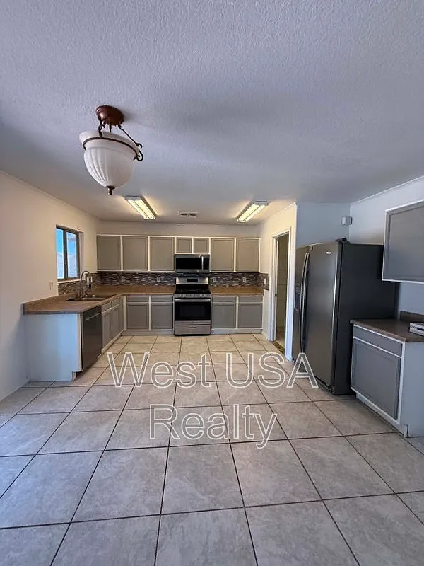 3 bed, 2.5 bath, 2301 sqft, $1,799 — Photo 3