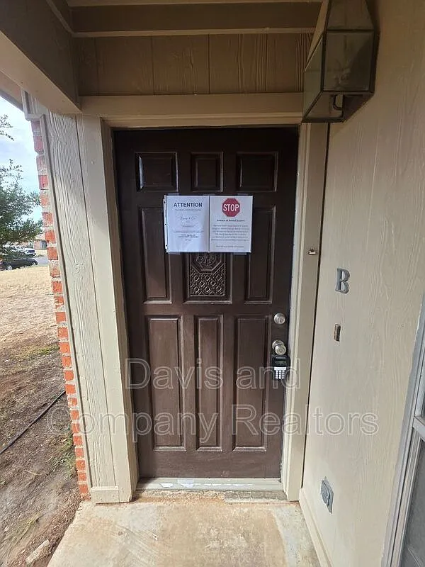 1 bed, 1.0 bath, 600 sqft, $1,050 — Photo 2