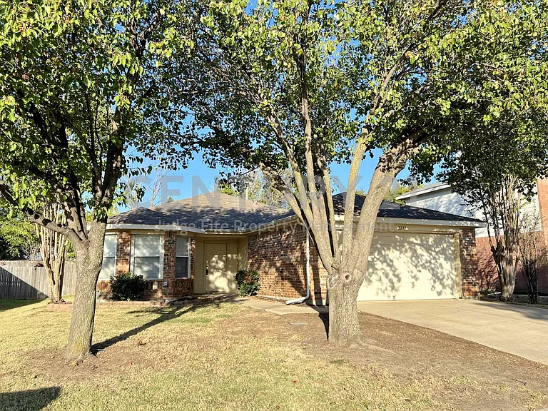2217 Lookout Ln — Photo 1