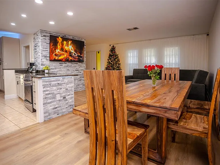 2719 Forest Knoll Dr — Photo 5