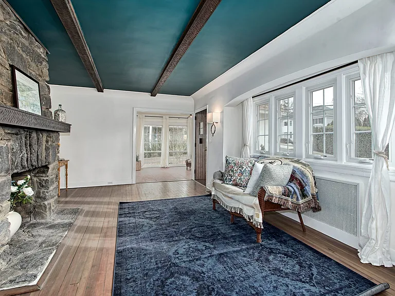 319 Oakland Beach Ave — Photo 4