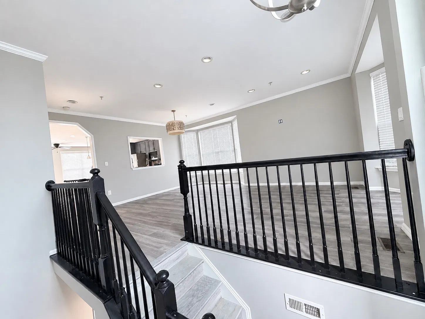 3 bed, 2950 sqft, $3,000 — Photo 2