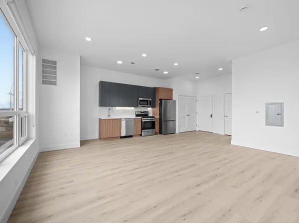 17 Avenue East image 56 of 57