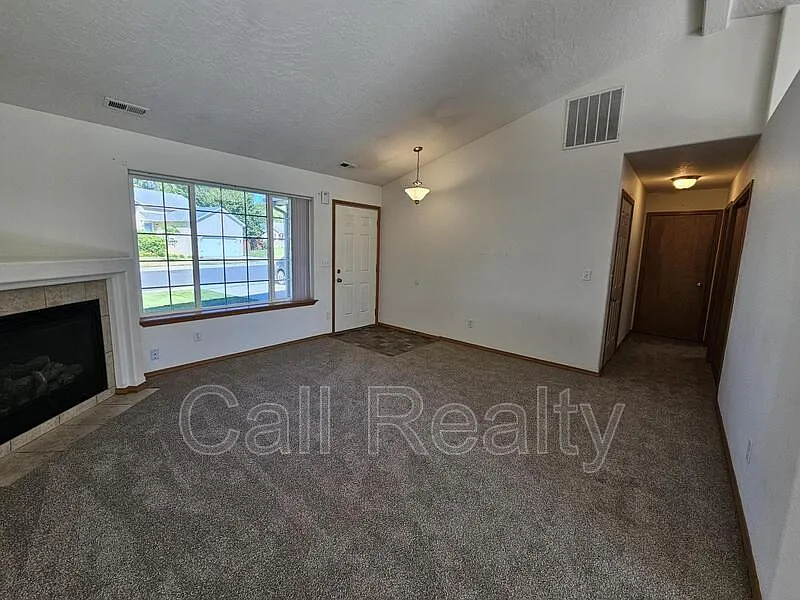 3 bed, 2.0 bath, 1198 sqft, $2,100 — Photo 2