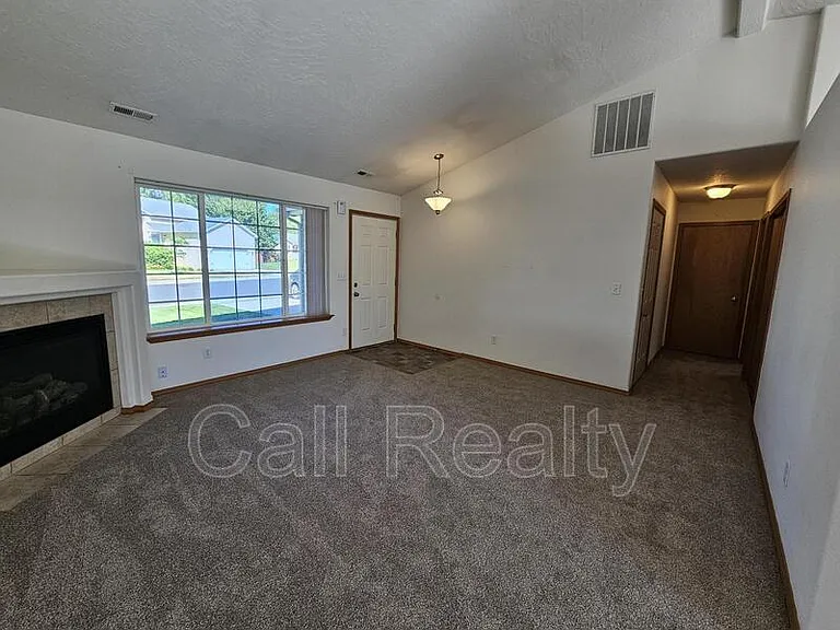 826 N Fox Ridge Rd — Photo 2