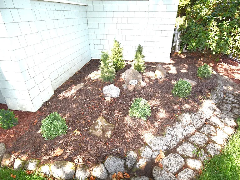 586 Grove St — Photo 3