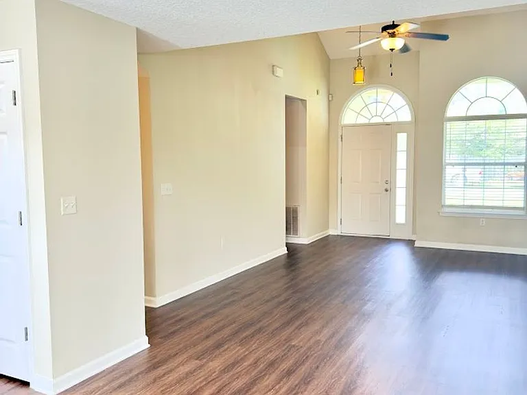 138 Hamilton Dr — Photo 3