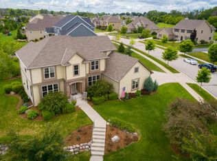 W77N769 Harvest Ln, Cedarburg, WI 53012