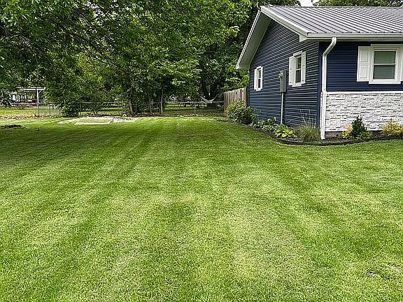 4th image of 121 E Maiden Ln