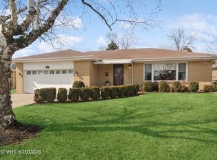 16 S Braintree Dr, Schaumburg, IL 60193