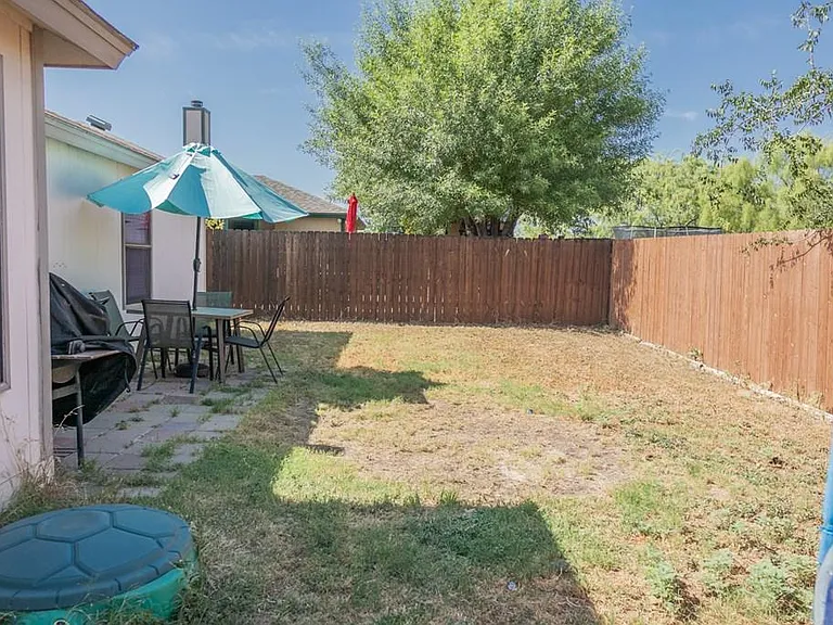 1721 Evelyn St — Photo 5