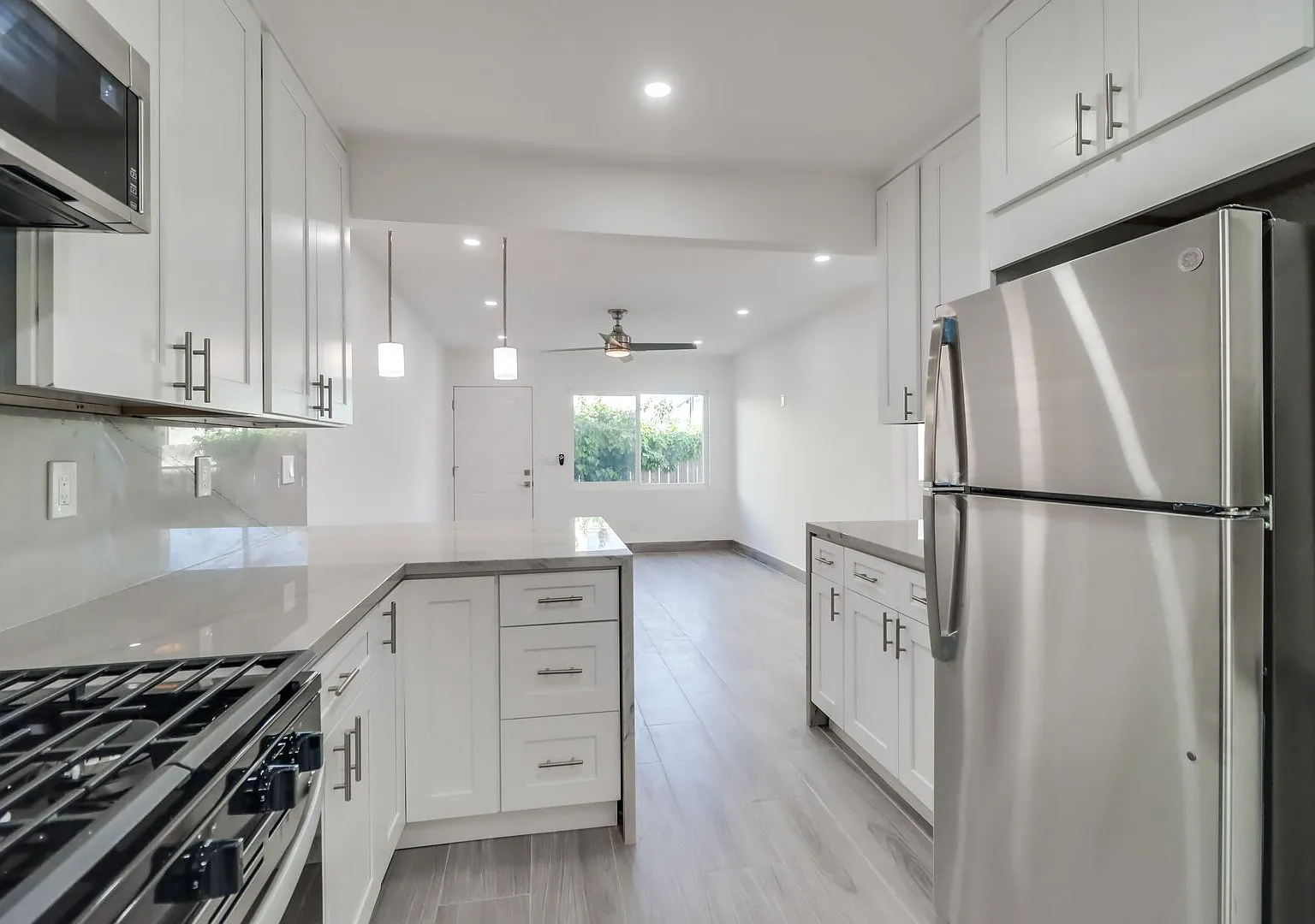 Move In Promotion! 2 Bedroom/1 Bathroom Remodeled Apartment - Ocean Beach — Photo 2