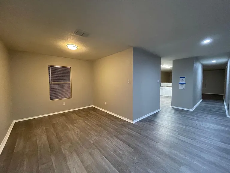 1512 Queens Brook Ln — Photo 3