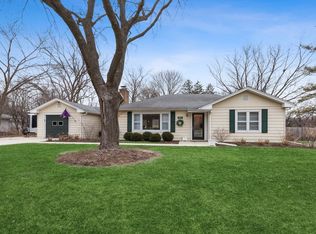 401 Adelphia Ave, Lake Bluff, IL 60044