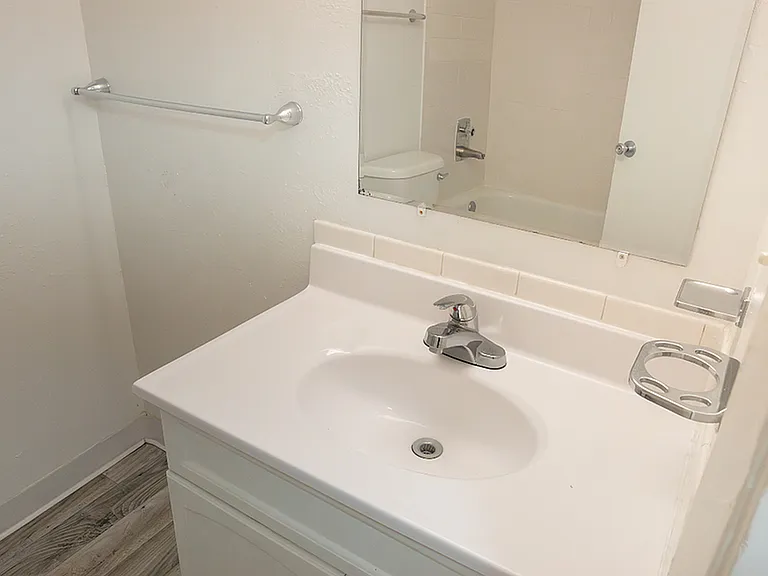 Brentwood Apartments — Photo 8