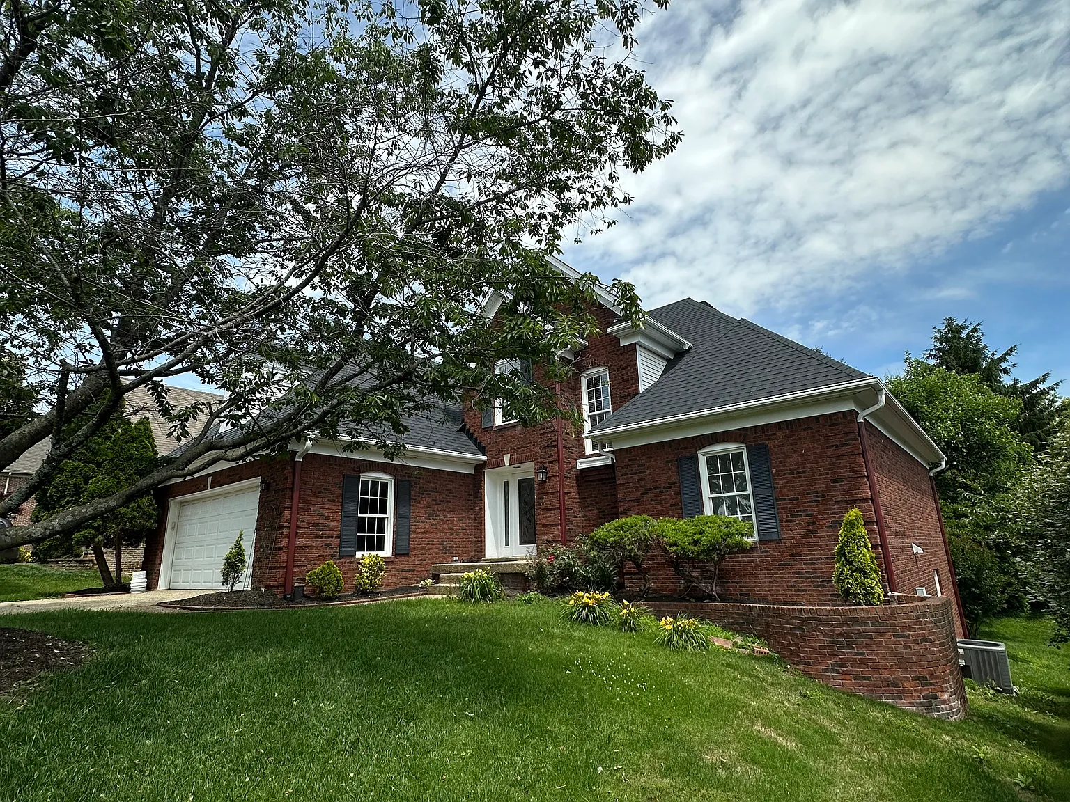 5 bed, 3.5 bath, 3895 sqft, $3,700 — Photo 2