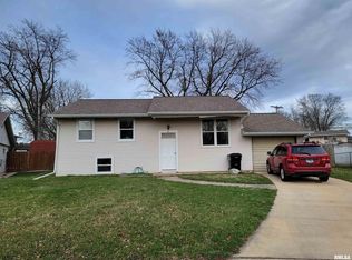 3 Colonial Ct, Washington, IL 61571