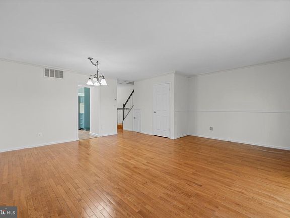 4th image of 1095 Travis Ln
