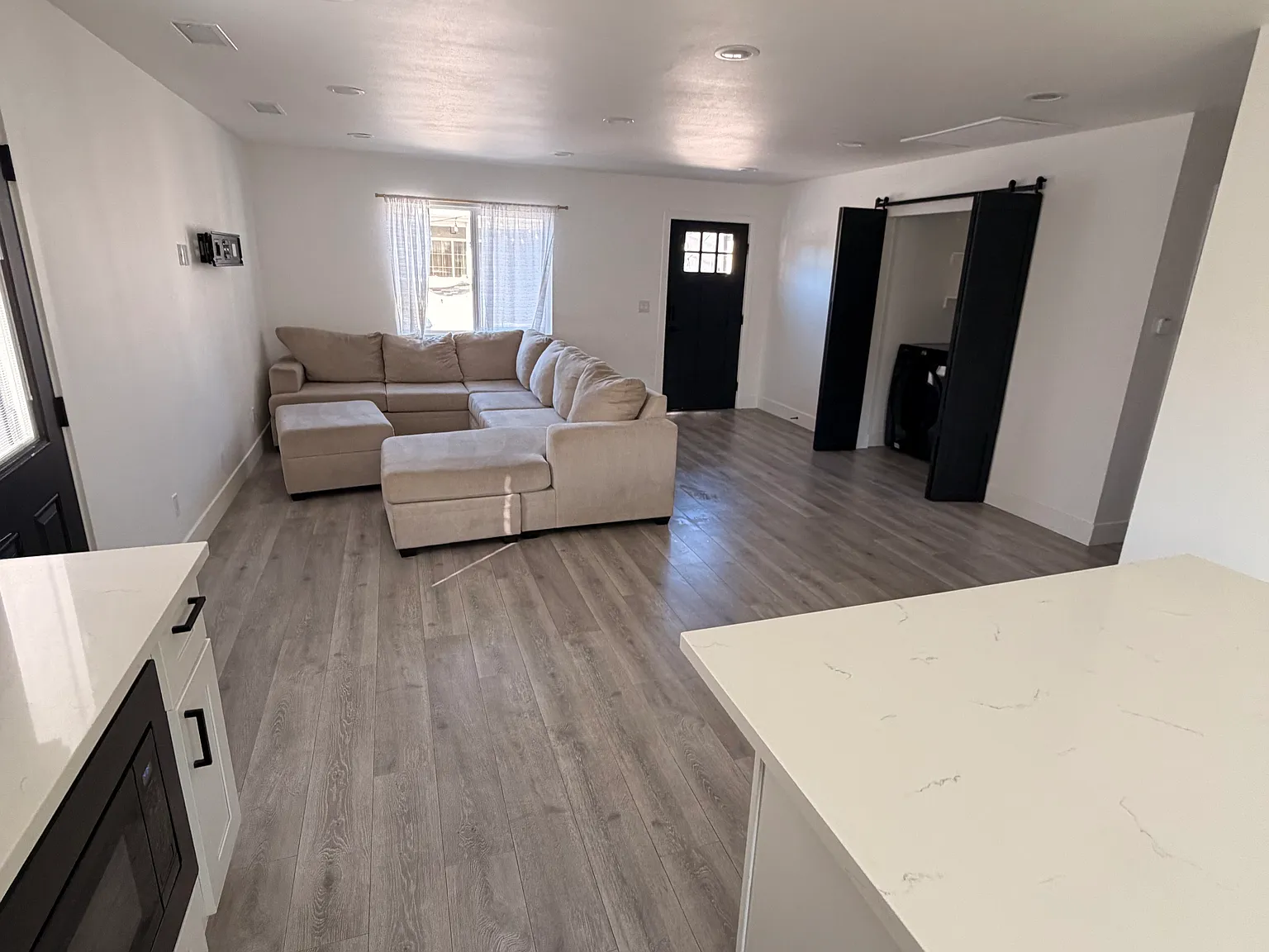 3 bed, 1100 sqft, $3,500 — Photo 3