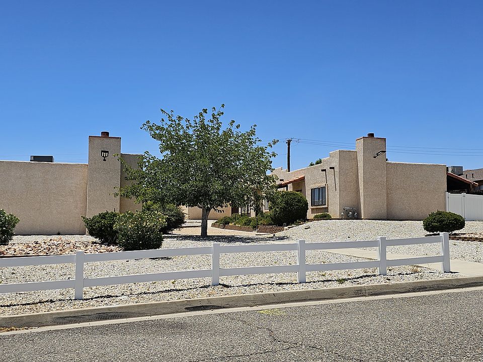 Front view with great curb appeal