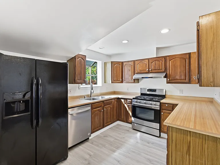 1162 Davis St — Photo 17