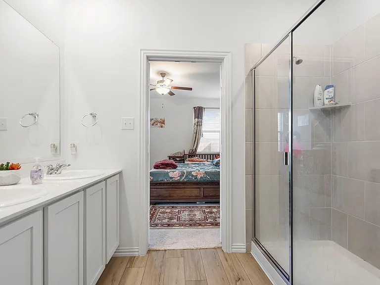1713 Lake Grove Dr — Photo 2