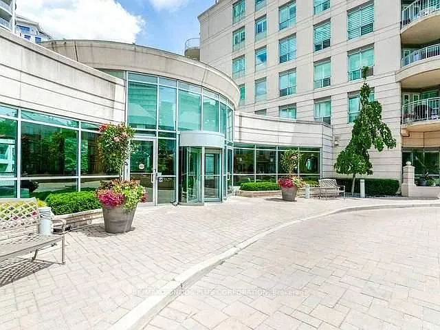 2111 Lake Shore Blvd W #814 — Photo 1