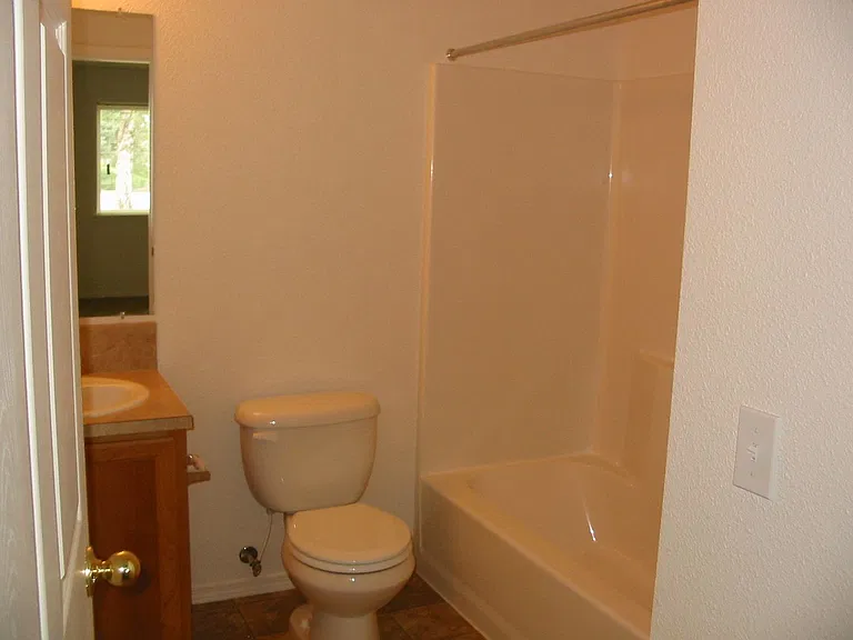 Ellendale Manor Apartments — Photo 12